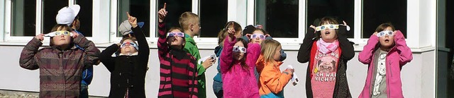 Ausgerstet mit Schutzbrille beobachte...ndschule Wutach die Sonnenfinsternis.   | Foto: Gertrud Rittner