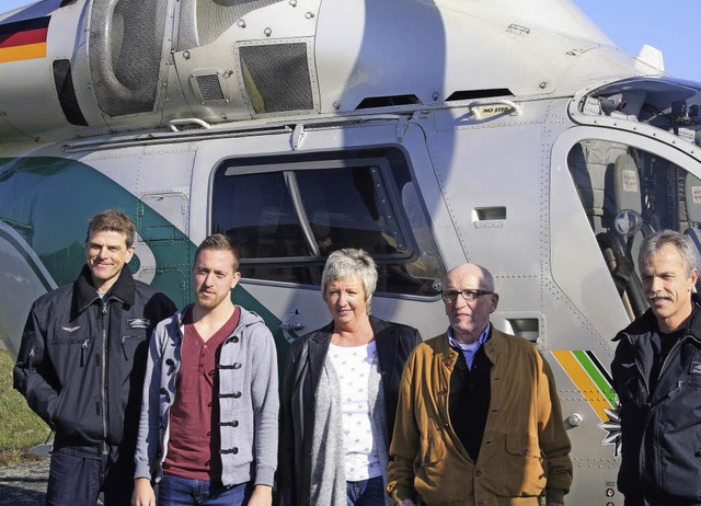 Manuel Schmid aus Obersasbach (Zweiter... von rechts) zusammen mit den Piloten   | Foto: polizei