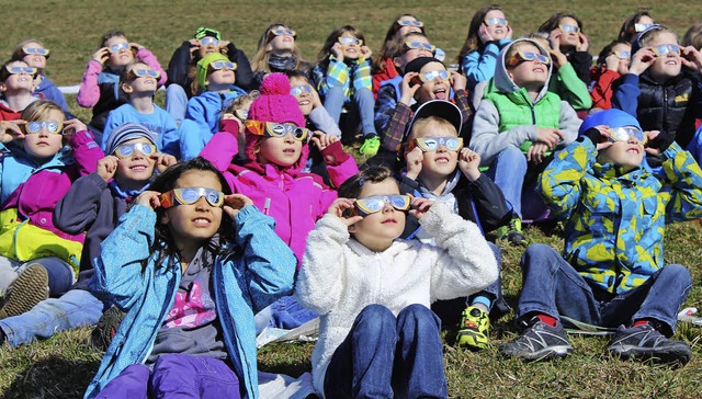 Schulkinder erleben in Breitnau die Sonnenfinsternis  | Foto: Joachim Frommherz