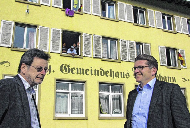 Deutschlandfahnen an der Fassade des S...ie Flchtlingssituation in der Stadt.   | Foto: Gnter Vollmer