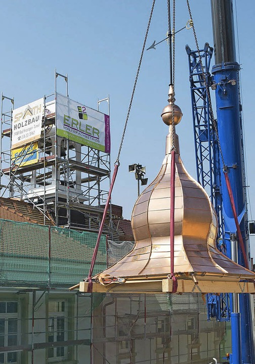 Der neue Turmhelm für den Glockenturm ...esaal wurde mit dem Kran  aufgesetzt.   | Foto: Volker Münch