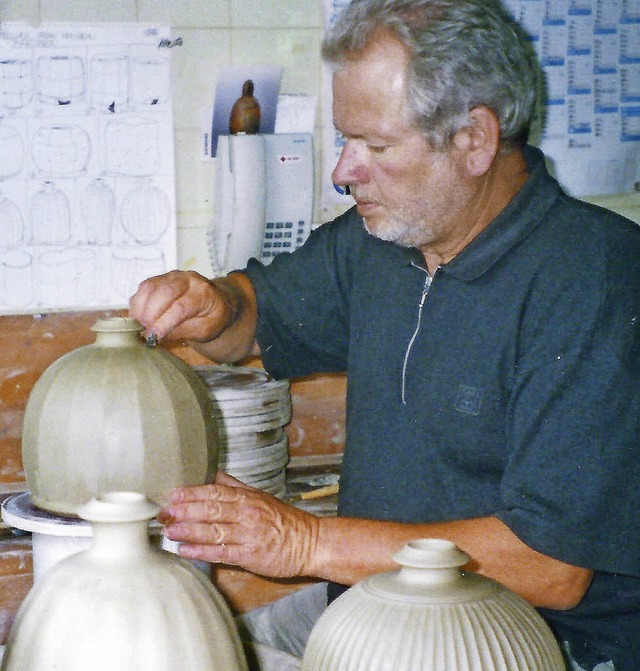 Der Kanderner Keramiker Horst Kerstan mit drei Vasenformen ums Jahr 2000.   | Foto: Volker  G. Scheer