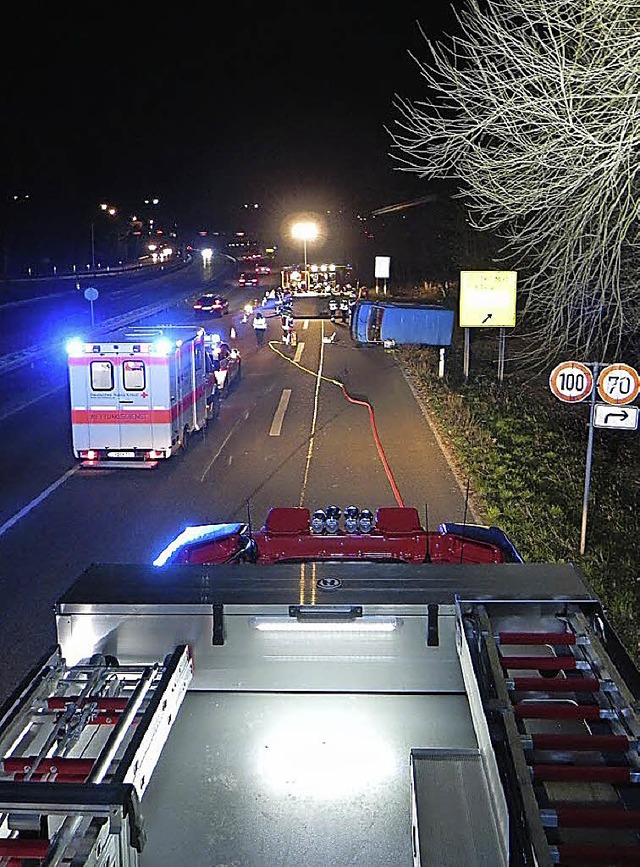 Die Gundelfinger Wehr half beim Ausleu... Sichern der Unfallstelle auf der B3.   | Foto: Feuerwehr