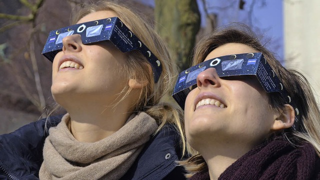 Ist das schn: Maja Graser (links) und Leonie Lindner mit Sonnenschutzbrillen  | Foto: Helmut Kohler/Pit Weber