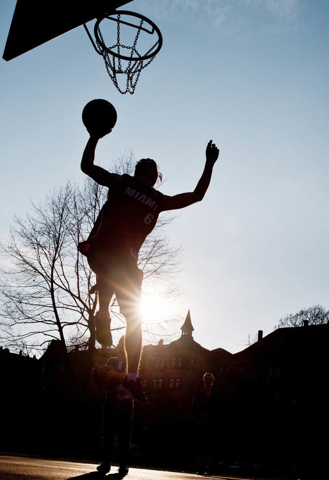 Nicht nur auf dem Platz waren die Basketballer des TV Bad Sckingen fleiig.    | Foto: Symbolfoto: dpa