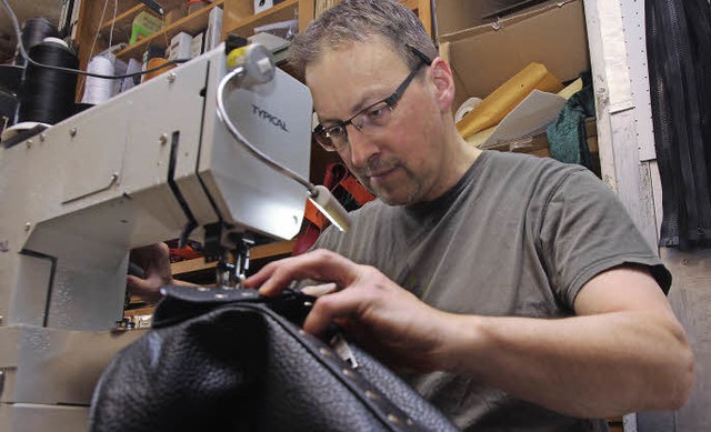 Sattlermeister Norbert Eckert bei der Reparatur einer Tasche.   | Foto: Michael Saurer