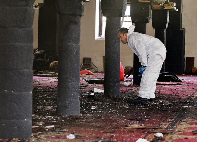 Ein Forensiker  nach dem Anschlag in der al-Hashahush Moschee in Sanaa  | Foto: dpa