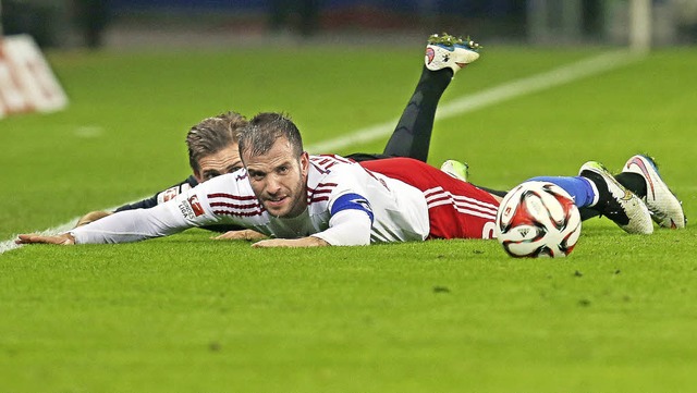 Hohe Fuballkunst sieht anders aus: Ra...abrizieren eine doppelte Bauchlandung.  | Foto: dpa