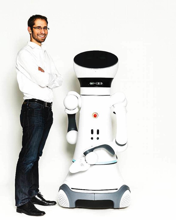 Gelenkt von Mini-PC und Spielkonsole: der Care-O-bot, links Ulrich Reiser  | Foto: privat