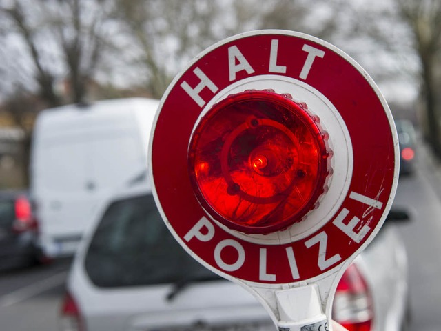 Halt Polizei: Ein 14-jhriger wurde am...ppt. Er sa nachts am Steuer eines BMW  | Foto: dpa