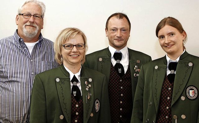 Hans Georg Zipf ist nun Ehrenvorsitzen...ber neue Schriftfhrerin (von links).   | Foto: heidi fssel