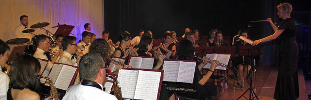 <Text> Gesamtorchester unter der Leitu...und 400 Besucher mit mehreren Stcken.  | Foto: Helmut Hassler