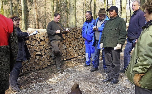 Wer bietet mehr? Gabriele Kaiser-Bhle...igerung in Hgelberg Gebote entgegen.   | Foto: Gabriele Poppen