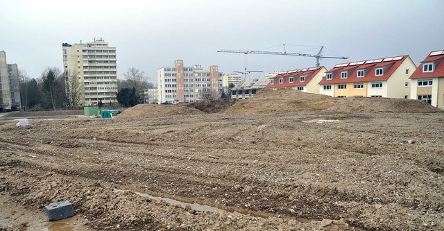 Auf dieser Brache soll eine Spiellands...geplanten Mischgebiet abtrennen soll.   | Foto: julius steckmeister