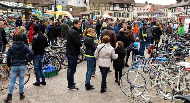 Hunderte Fahrrder wurden beim Frhlin...enjger tummelten sich auf dem Markt.   | Foto: Anja Ihme