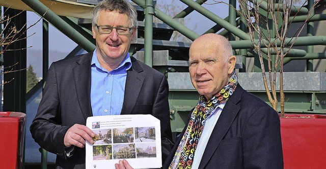 Claudius Beck und Wilfried Merkel auf ...Bilder eines der russischen Knstler.   | Foto: Martina Proprenter