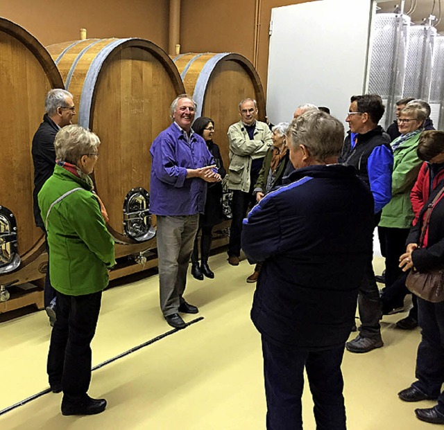 Josef Renner fhrt Besucher durch das neue Weingut.   | Foto: CWE