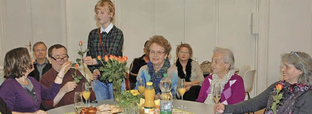 Eine Geste, die ankam: Jeder Friedlinger Neubrger erhielt eine Rose berreicht.  | Foto: OUNAS-KRUSEL