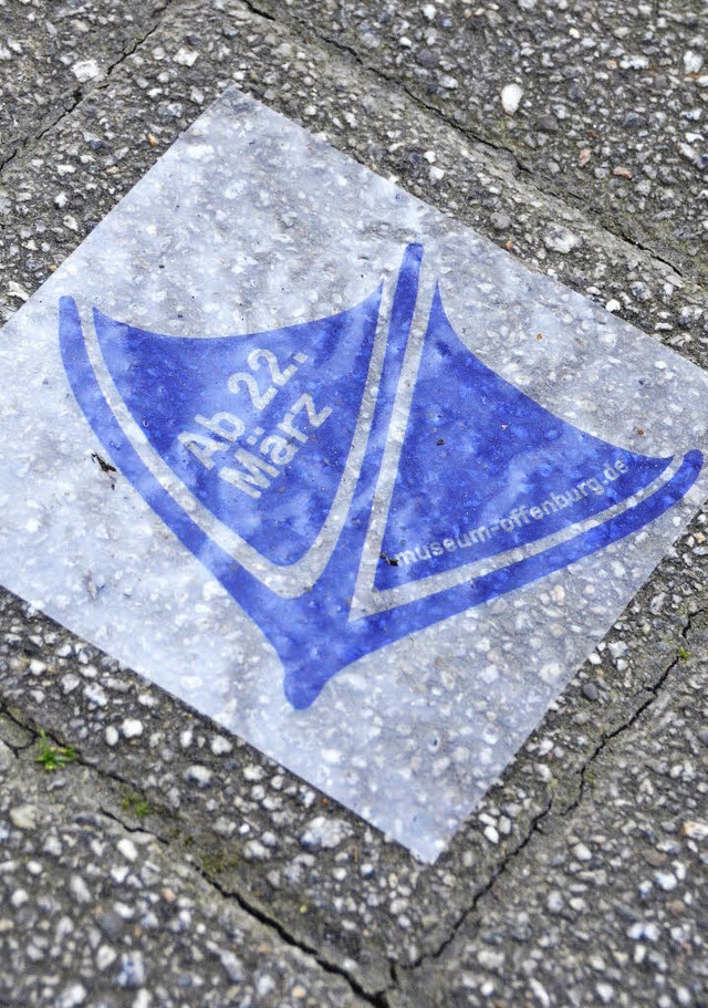 Aufkleber auf dem Innenstadtpflaster weist den Weg zum Ritterhausmuseum.   | Foto: Ralf Burgmaier