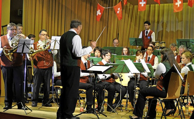 Der Musikverein Willaringen mit Dirige...en Gemeindehalle sein ganzes Knnen.    | Foto: sandhya hasswani