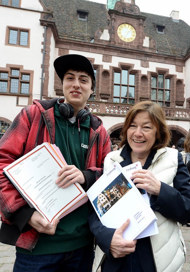 Sergio Schmidt (JPG) und Maria Viethen...ischen Doppelthaushaltplans  2015/2016  | Foto: Rita Eggstein