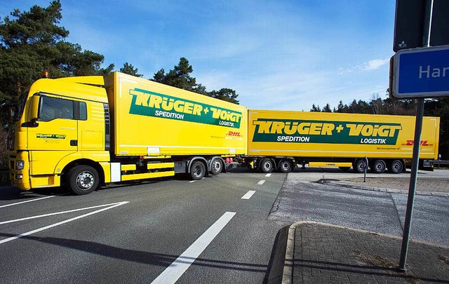 Die extra langen Lastwagen sind demnc...den-Wrttembergs Autobahnen unterwegs.  | Foto: dpa