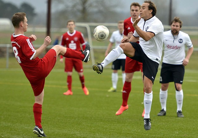 Mit langem Bein dem Ball entgegen:  J... links) und FCE-Spieler Moritz Hbner   | Foto: Thoma