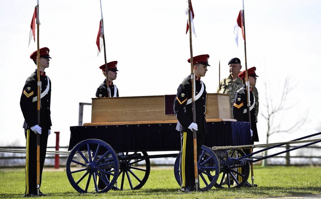 Im Eichensarg liegt der &#8222;bucklige Knig&#8220;.   | Foto: AFP