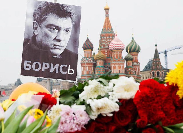 Mit Blumen gedenken viele Russen der E...er St. Basilius Kathedrale beim Kreml.  | Foto: dpa