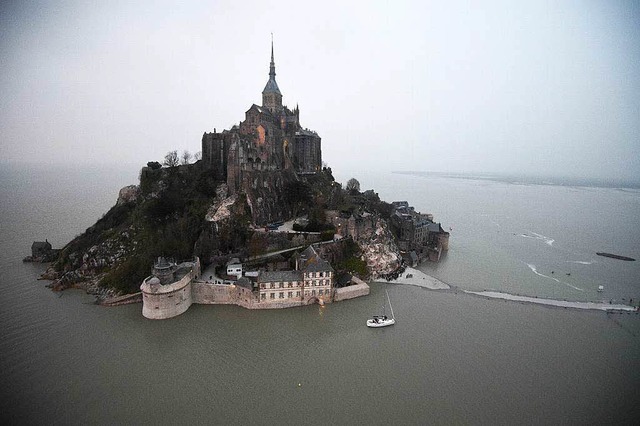 Vom Wasser umgeben: der Mont-Saint-Michel.  | Foto: AFP