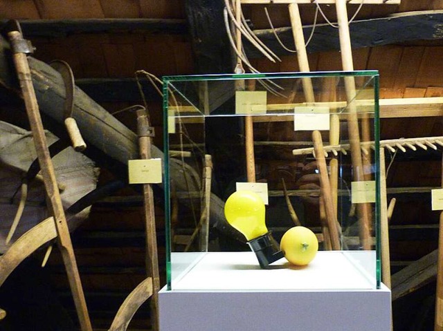 Kunststoffzitrone mit Glhbirne von  Joseph Beuys  | Foto: Rolf Mller