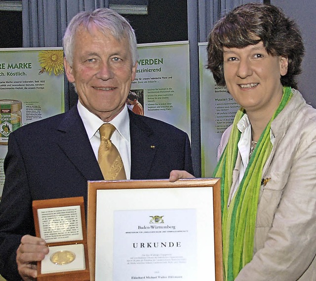 Staatssekretrin Gisela Splett zeichne... mit der Gerhard-Weiser-Medaille aus.   | Foto: Wolfgang Beck