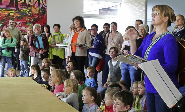 <Text>Gespannt schauen  Kinder und Elt...lessen (rechts) den Ton angab. </Text>  | Foto: Ute Aschendorf