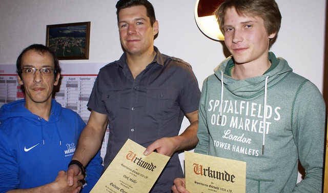 Mit der goldenen Vereinsnadel wurde Di...el erhielt Dominik Huber (von links).   | Foto: werner probst