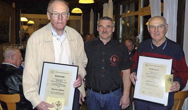 Fr 50 Jahre Mitgliedschaft im Sportve... vom Vorsitzenden Jochen Maier geehrt.  | Foto: Christine Weirich