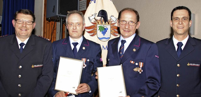 Kreisbrandmeister Christoph Glaisner z...brandmeister  Klaus Gempp (von rechts)  | Foto: SEDLAK