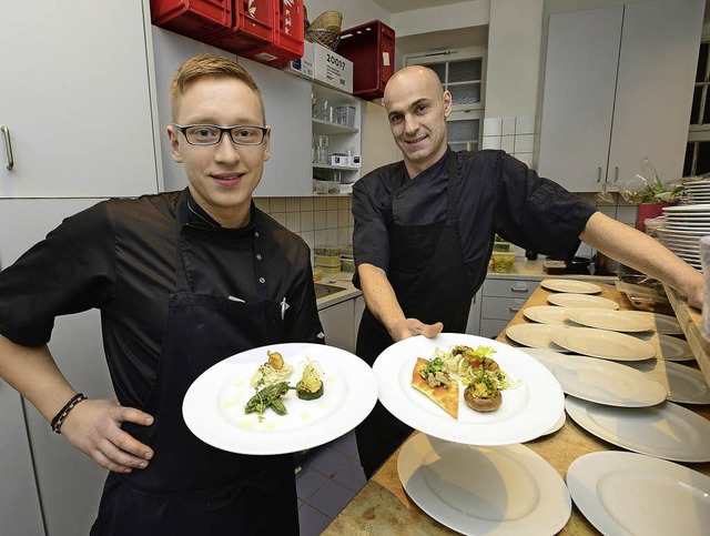 Chris Bensmann (links) und Marcos Sant...egetage prsentieren vegane Gerichte.   | Foto: Ingo Schneider