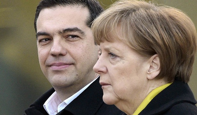 Mal seh&#8217;n, was geht: Alexis Tsipras betrachtet Angela Merkel.   | Foto: dpa