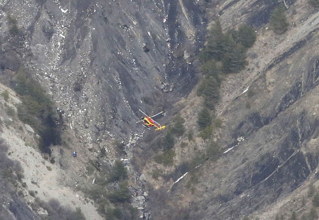 Ein Hubschrauber berfliegt die Region... das deutsche Flugzeug abgestrzt ist.  | Foto: dpa