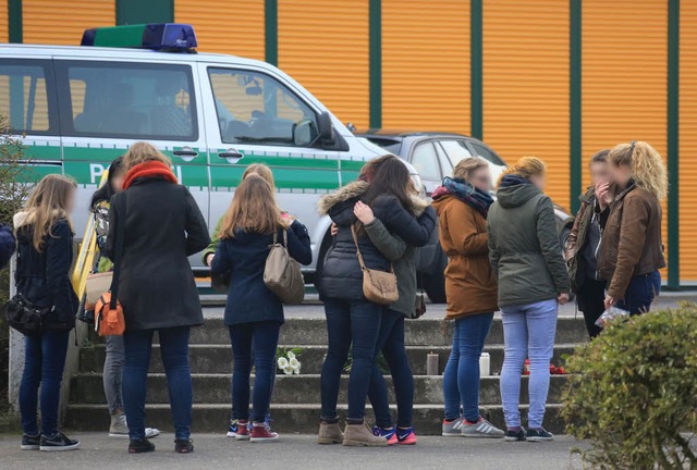 Schock in NRW: Die Schler des Joseph-...iums in Haltern sind schwer betroffen.  | Foto: dpa