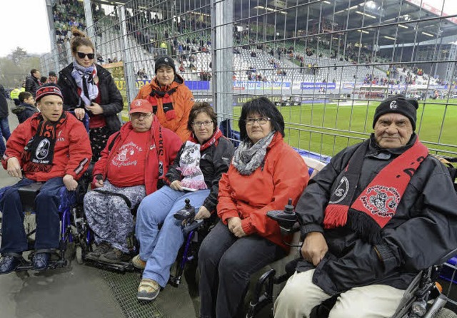 Lange vor Beginn sitzen sie  im Stadio...m Hintergrund stehen Begleitpersonen.   | Foto: Rita Eggstein