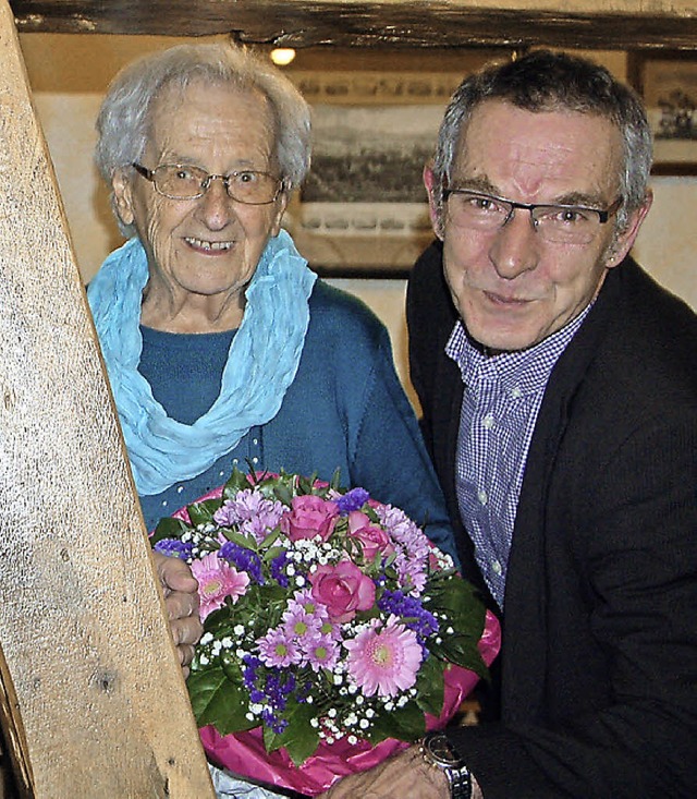 Frieda Hiller ist seit 60 Jahren aktiv...eister Michael Goby dankte ihr dafr.   | Foto: Rebecca Kiefer