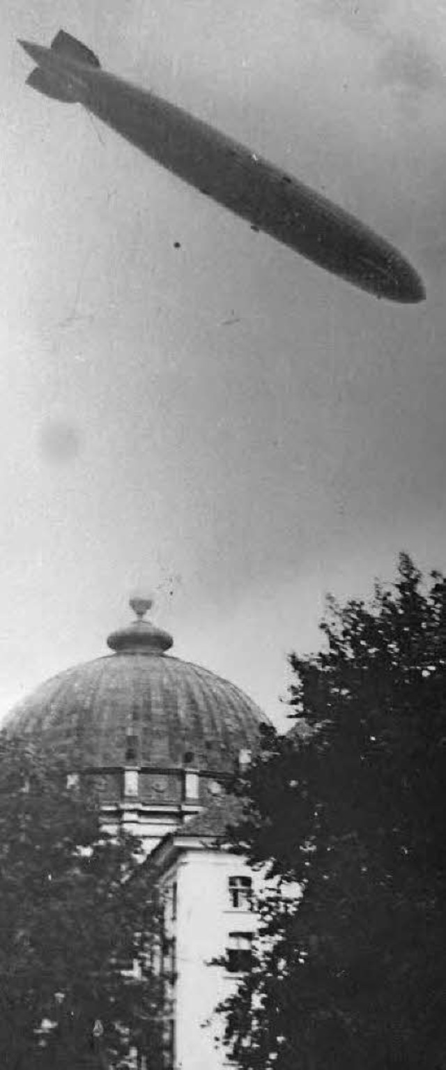 Ein Zeppelin schwebt ber der Domkuppel  | Foto:  Archiv Thomas Mutter