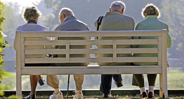 Bequem auf die Bank sitzen und die Hn...rungen in der Altenhilfe zu begegnen.   | Foto: dpa