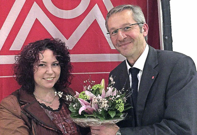 Ahmet Karademir gratulierte Lea Marqua...neuen Amt als Zweite Bevollmchtigte.   | Foto: IG metall