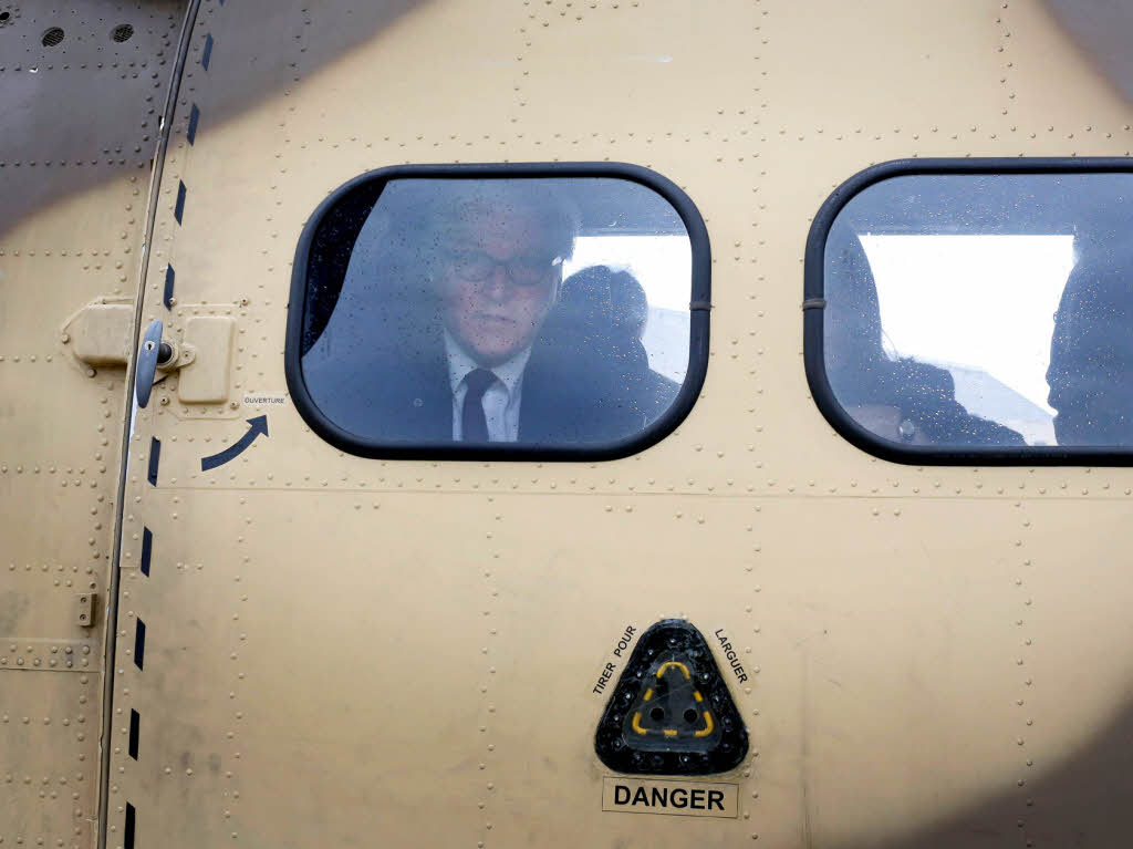 Bundesauenminister Frank-Walter Steinmeier (SPD )blickt  am 24.03.2015 auf dem Flughafen aus einem Hubschrauber, mit dem er zum Absturzort der Germanwings-Maschine fliegt.