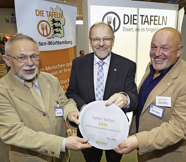 Direktor Harald Rissel (Mitte) nahm den Tafel-Teller gerne entgegen.   | Foto: edeka sdwest