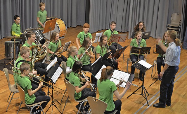 Die Jugendkapelle des Musikvereins Rt... neuen Dirigenten Jens Heringshausen.   | Foto: Liane Schilling