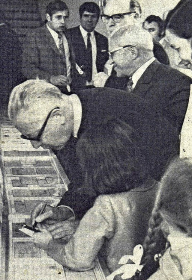 Bei der ersten Hobby- und  Briefmarken...ollwitzer (rechts dahinter), zu Gast.   | Foto: Repros: Brigitte Chymo