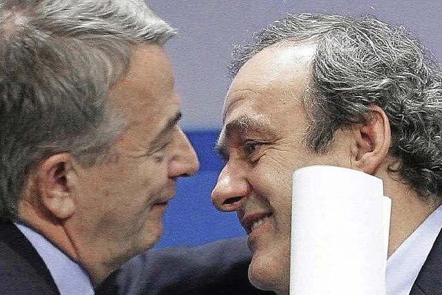 Platini bleibt Uefa-Chef und stichelt leicht